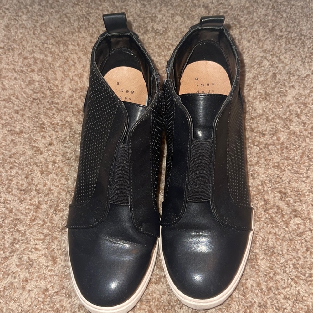 Black Wedges